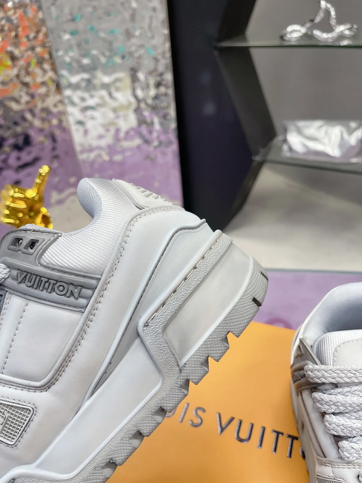 Men's shoes 💰1020❤️❤️❤️ LV donkey brand L's latest catwalk models Chubby Chubby Chubby Chubby TRAINER MAXI bread shoes Skateboard shoes Casual Couple models Sports shoes DIY beading Original purchase and development Production This LV Trainer Maxi sneaker is made of soft cow leather, with a large silhouette and convex outsole to reinterpret the original LV Trainer sneaker design, interpreting the inspiration of retro basketball shoes. Rubber LV monogrammed upper, Monogram floral outsole. Exquisite packaging at the delivery counter 🛍📦 ▪️Fabrics: Original customized imported first-layer cowhide ▪️Lining: Original customized breathable mesh lining ▪️Outsole: Original open-molded TPU combination outsole ▪️Sole thickness: 4CM ▪️Size: Women's 35-41 Men's 39-45